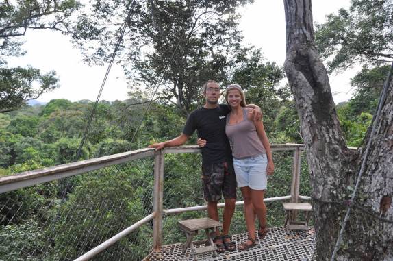 Em uma plataforma sobre a copa das árvores, a 30 metros de altura, na reserva de Iwokrama, na Guiana